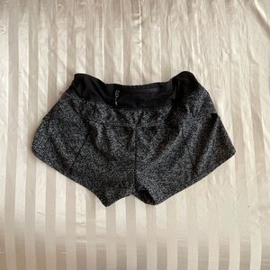 Lululemon Speed Up Low-Rise Lined Short 2.5 (Size 6, Black)